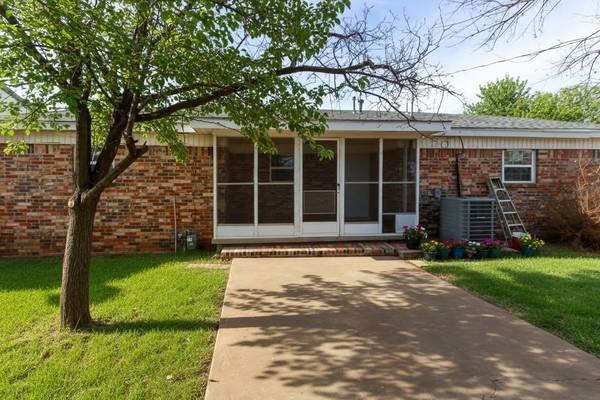 916 N Lee ST, Altus, OK 73521
