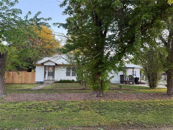 427 E St Louis ST,  Wetumka,  OK 74883