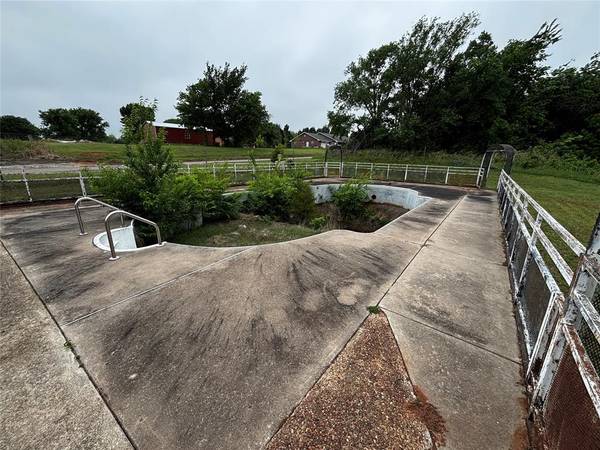 702 Valley View DR, Maysville, OK 73057