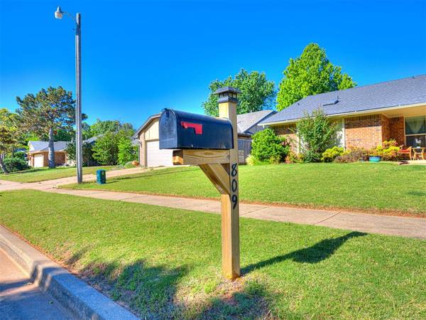 809 Lakeside CIR, Edmond, OK 73012