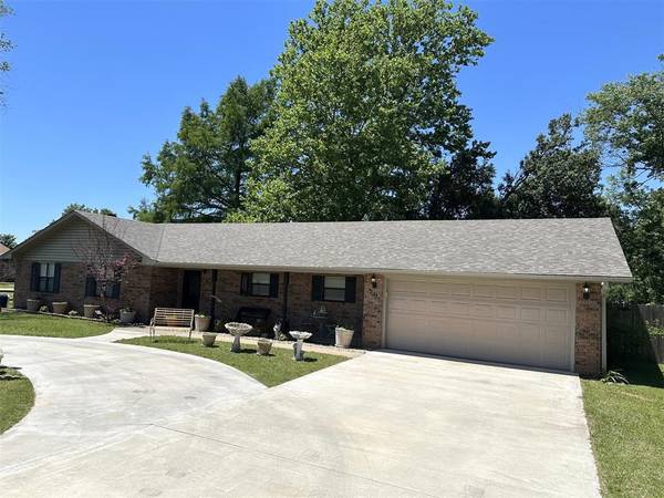221 Sooner RD, Holdenville, OK 74848