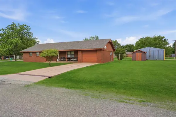 716 Parker AVE, Lone Wolf, OK 73655