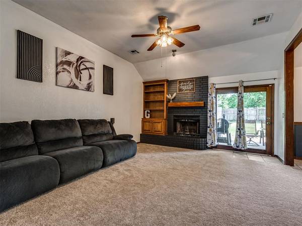 20554 Ember LN, Harrah, OK 73045