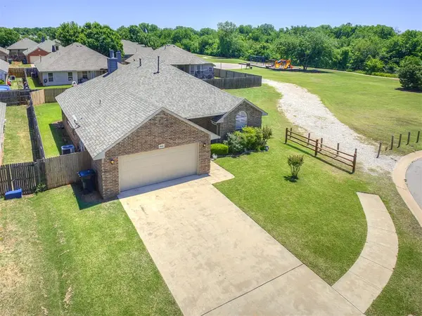 2504 Rookhaven LN, Yukon, OK 73099