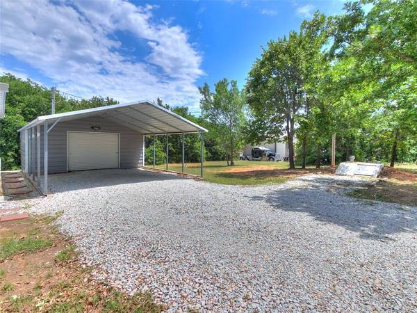9688 Forest Hills DR, Harrah, OK 73045