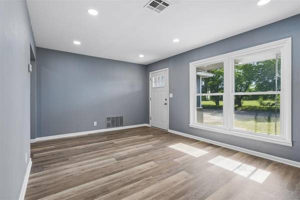 118 S Clark ST, Meeker, OK 74855