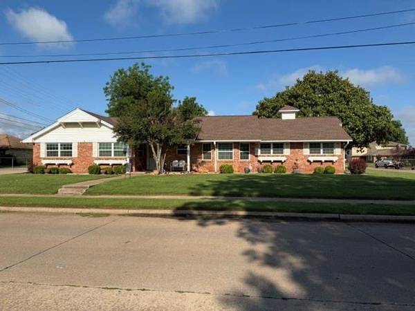 302 SW 10th ST, Lindsay, OK 73052