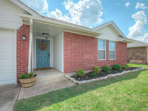 1928 Parkside DR, Moore, OK 73160