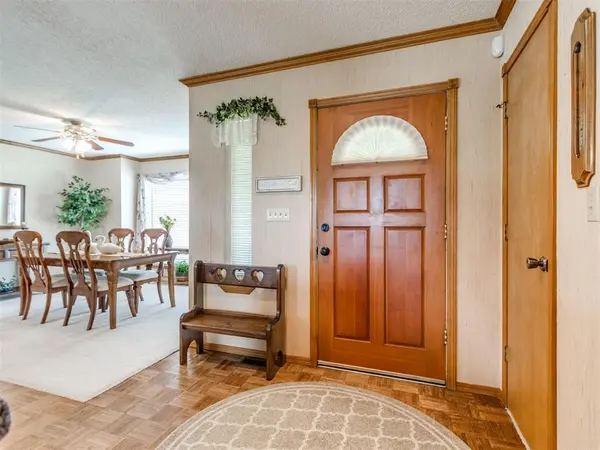 12200 Royal Coach DR, Yukon, OK 73099