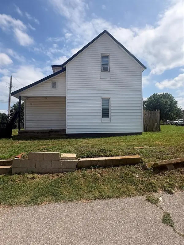 213 E Karns ST, Hinton, OK 73047