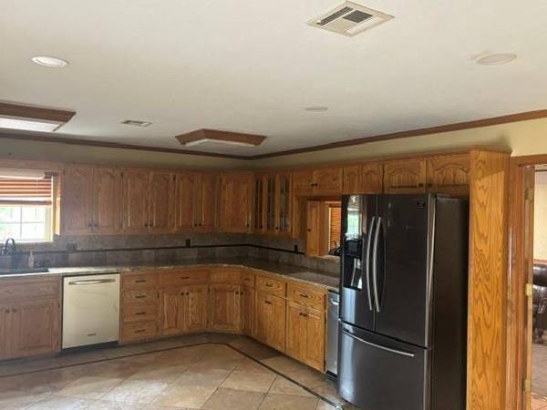 700 Lola ST, Lindsay, OK 73052