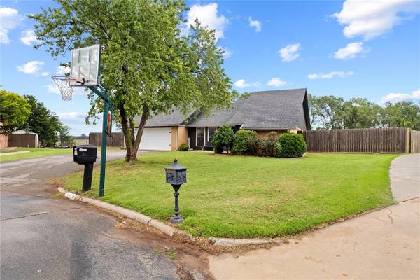 1631 Deputy DR, Clinton, OK 73601