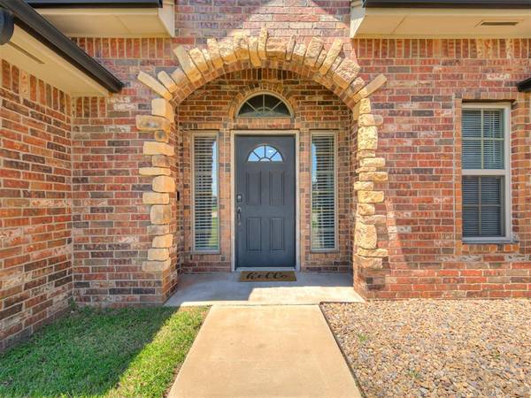 725 SW 12th ST, Moore, OK 73160