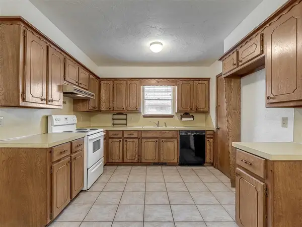 402 Vickie DR, Yukon, OK 73099