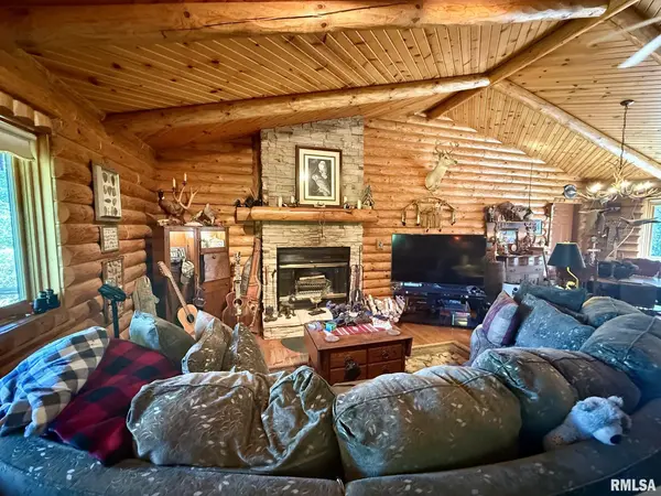 21652 Hideaway Estates RD, Petersburg, IL 62675
