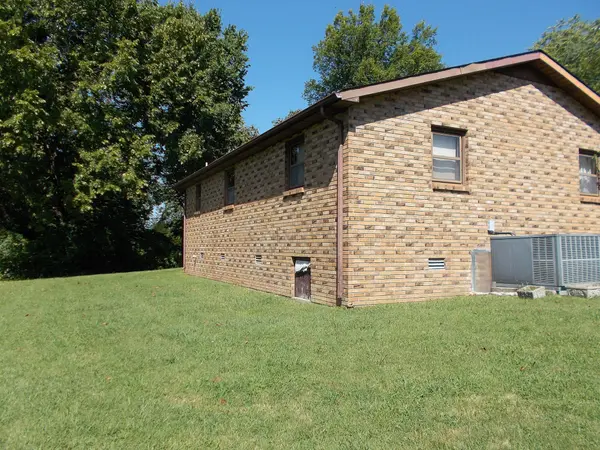 1103 W Railroad St, Dickson, TN 37055