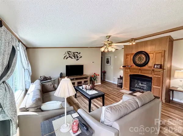 236 Riverwind DR, Hendersonville, NC 28739