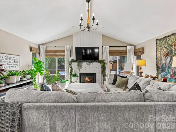 41 Forest Knoll DR, Weaverville, NC 28787