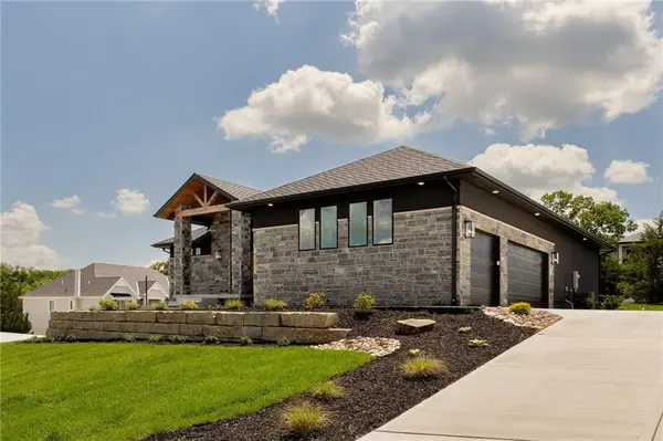 9410 Deer Run ST, Lenexa, KS 66220