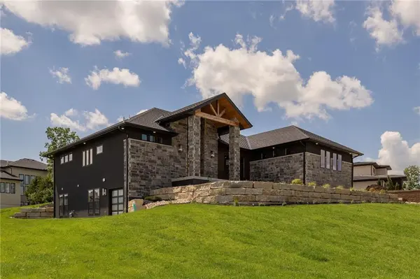 9410 Deer Run ST, Lenexa, KS 66220