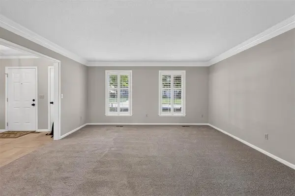 22 NE Bayview DR, Lee's Summit, MO 64064