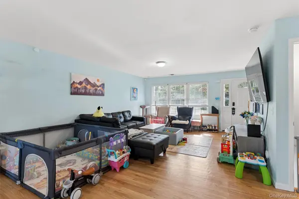 17 Robinwood ST, Mastic, NY 11950