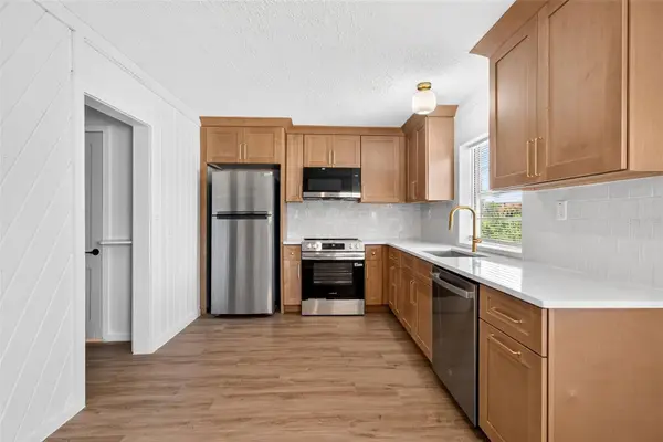 1202 E CAROLINE ST, Tavares, FL 32778