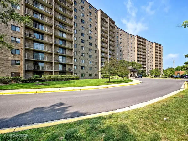 6340 Americana DR #310, Willowbrook, IL 60527