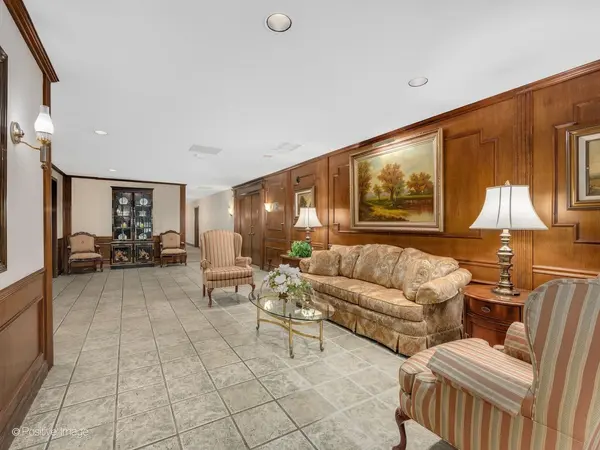 453 RAINTREE DR #4C, Glen Ellyn, IL 60137
