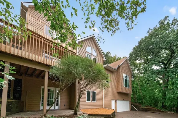 9848 Oak Shore DR, Lakeville, MN 55044