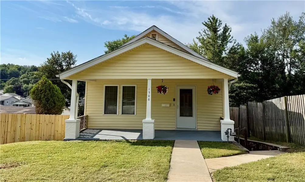 1506 6th AVE, St Joseph, MO 64505