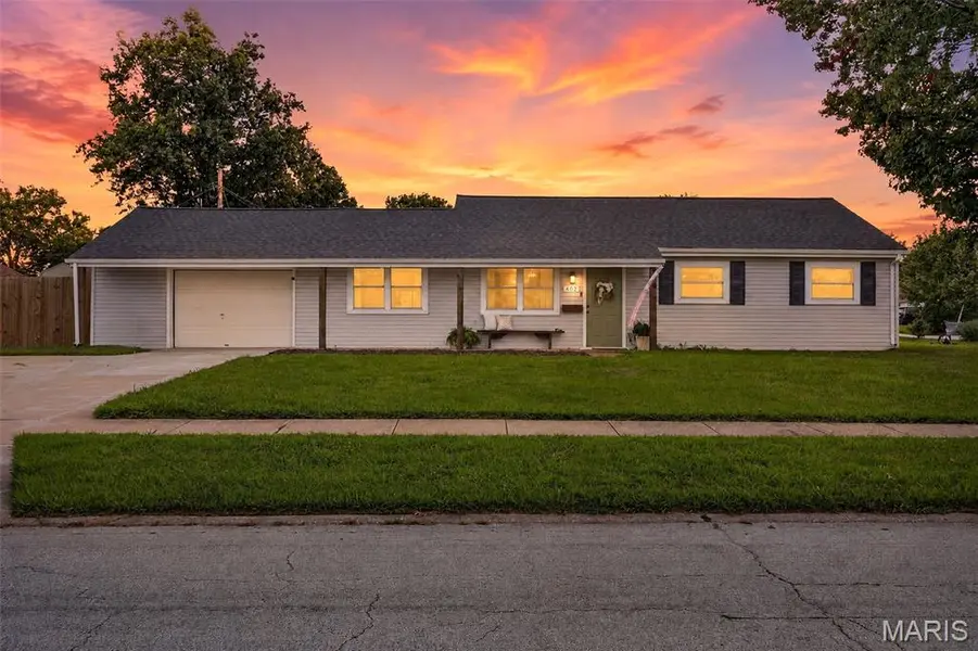402 Saint Joseph AVE, St Charles, MO 63366