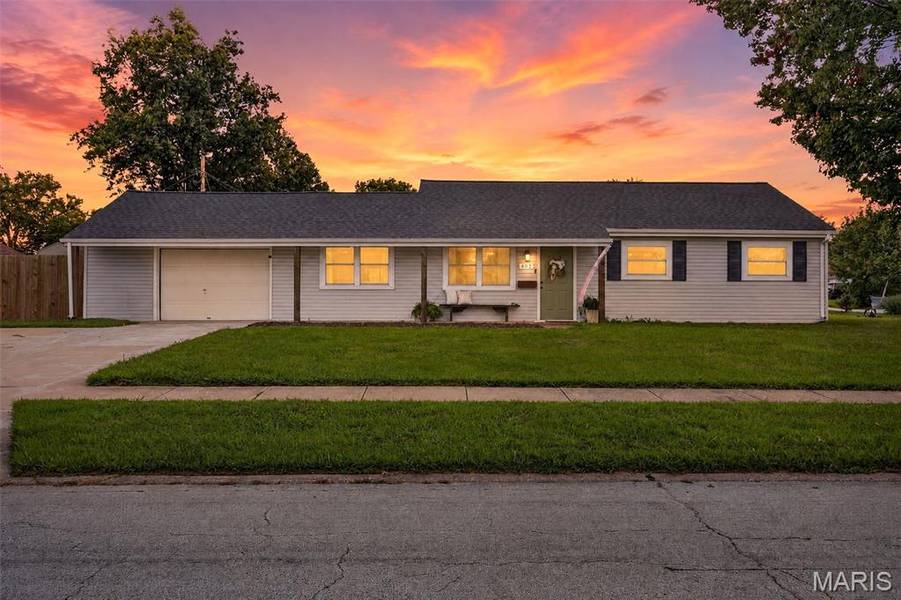 402 Saint Joseph AVE, St Charles, MO 63366