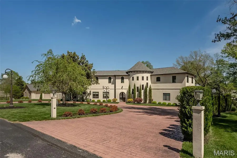 604 Glyn Cagny, Ballwin, MO 63021