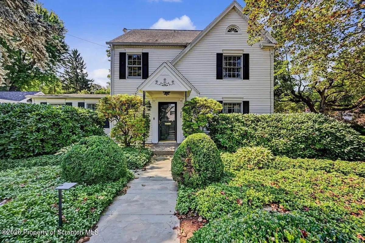 220 Holly LN, Clarks Summit, PA 18411