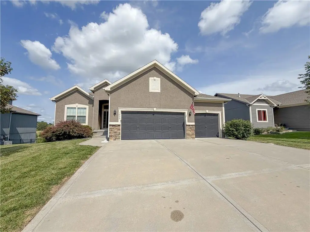 1029 NE Copperwood DR, Lee's Summit, MO 64086
