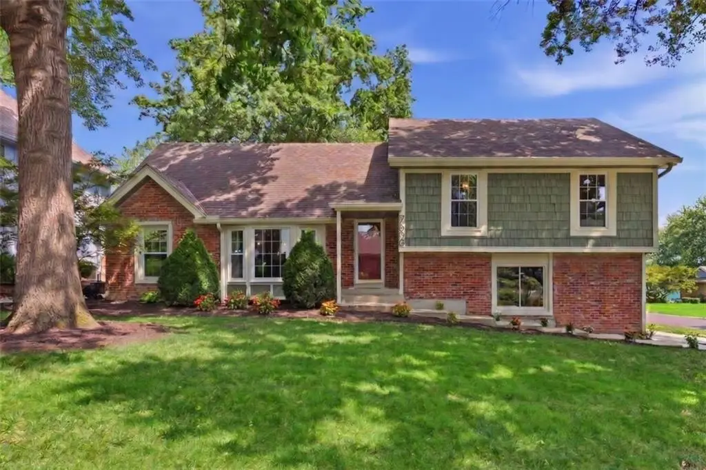 7500 W 98th TER, Overland Park, KS 66212