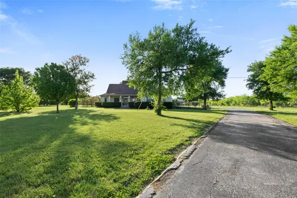 3060 Fm 1704, Elgin, TX 78621