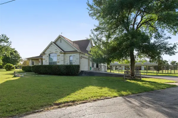 3060 Fm 1704, Elgin, TX 78621