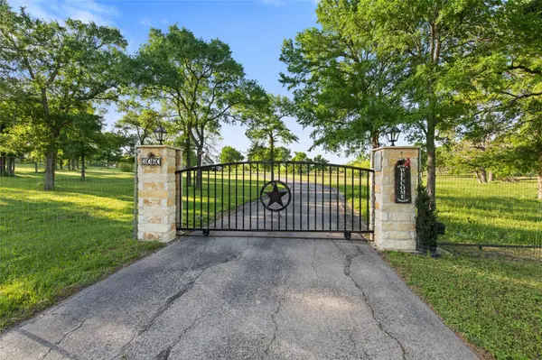 3060 Fm 1704, Elgin, TX 78621