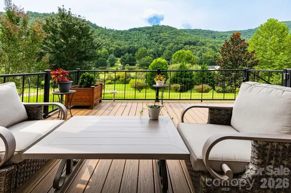 18 Hoye LN, Candler, NC 28715