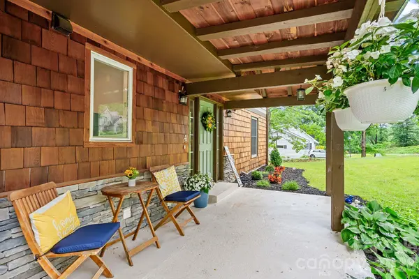 4 Beechwood Lakes DR, Hendersonville, NC 28792