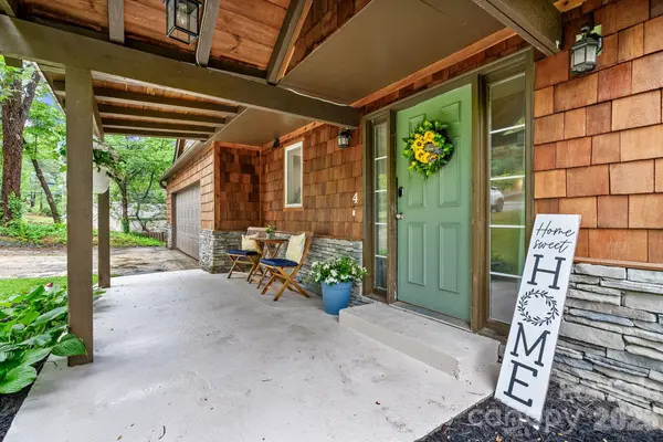 4 Beechwood Lakes DR, Hendersonville, NC 28792