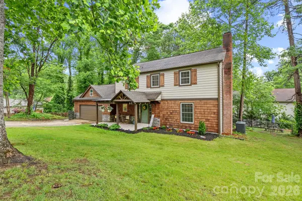 4 Beechwood Lakes DR, Hendersonville, NC 28792