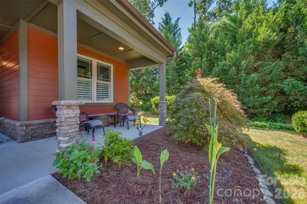 584 Summerfield PL, Flat Rock, NC 28731
