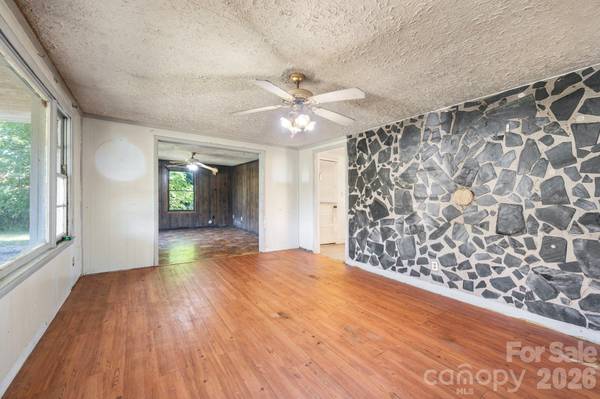 86 Sterling DR, Mills River, NC 28759