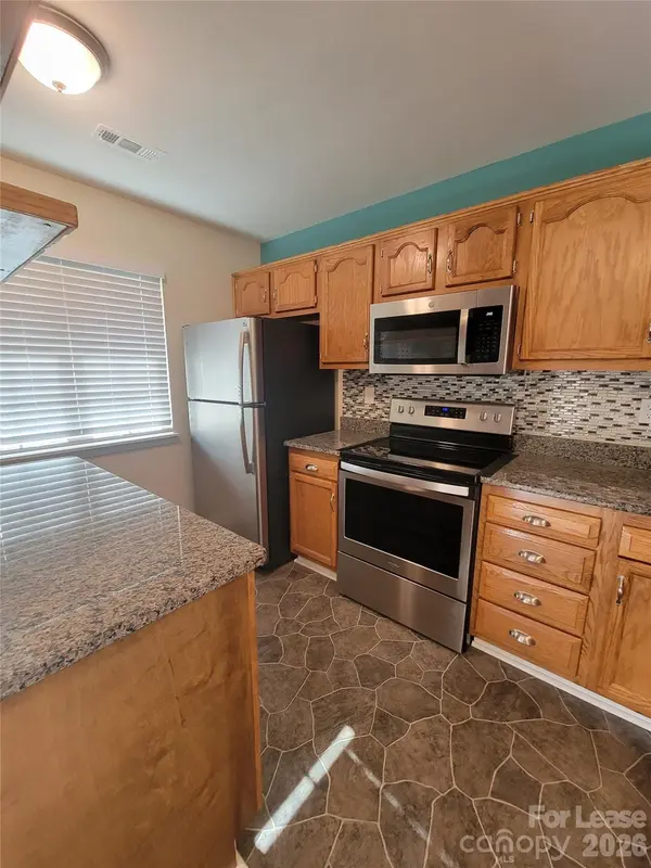 3811 Mosscroft LN, Charlotte, NC 28215