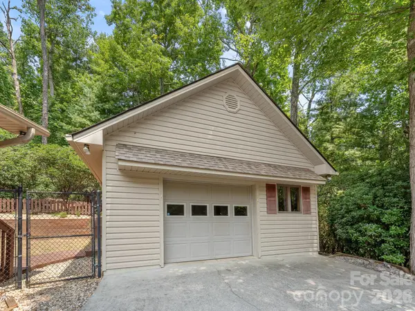 620 Thunder RD, Brevard, NC 28712