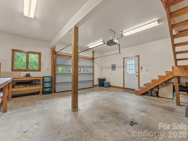 620 Thunder RD, Brevard, NC 28712