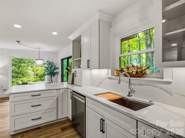 81 Summer Trees LN, Burnsville, NC 28714